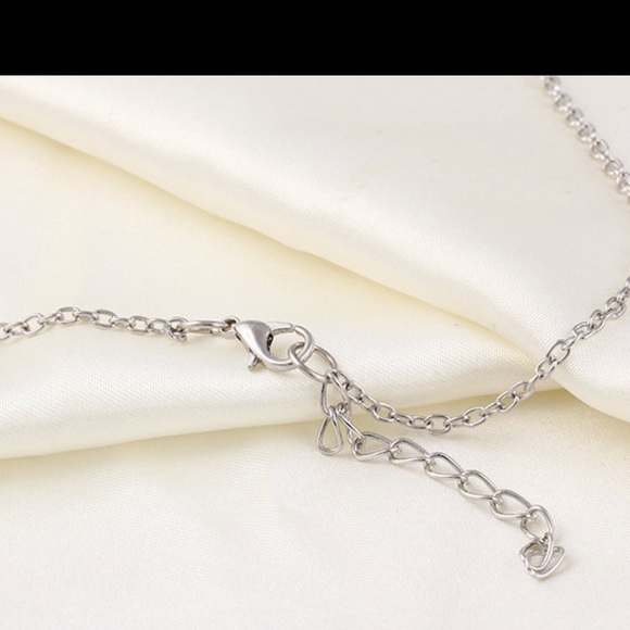 Leaf Shaped Silver Color Necklace - Picture 4 of 4